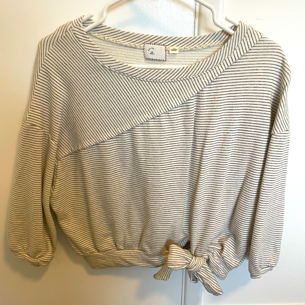 Beautiful sweater 9-H15 Stcl sweater size small.